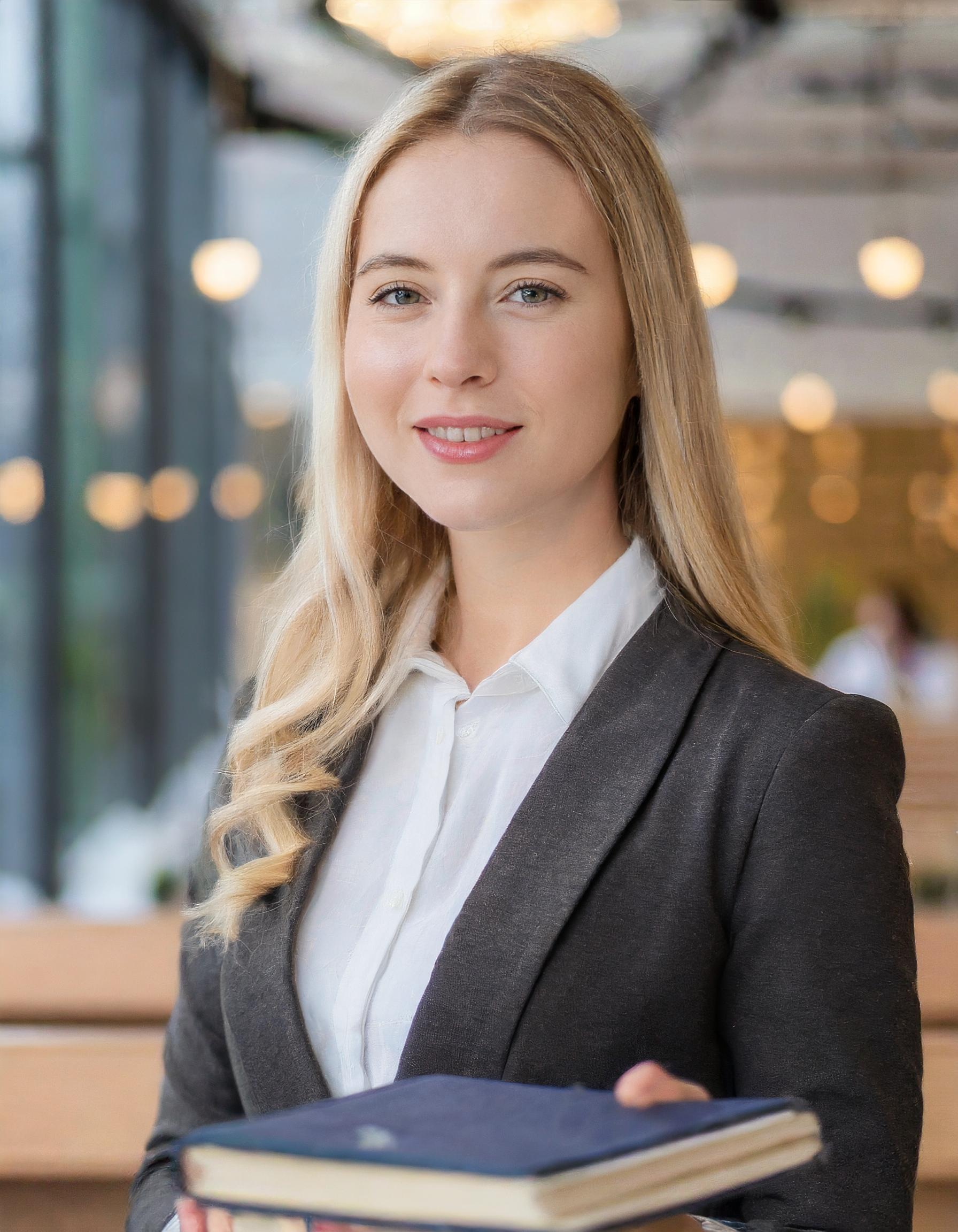 Porträt einer freundlichen Frau, die professionell und zugänglich aussieht